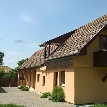 Apartment Giulia Vendeghaz *